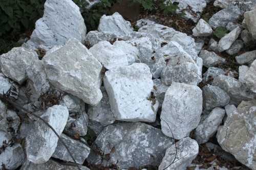  Мраморизированный известняк фр. 100-500 мм.  купить в Краснодаре известняк серый белый темно-серый сероватый валун природного образования окатанный 7 500 руб/т   фото 