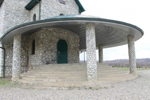 Kamenclub.ru: Галька речная плоская (бело-серая) фр. 100-200-300 мм. купить   в  Краснодарегалька речная плоская серый, белый, бело-серый, серо-белый речная галька плоская  6000 руб/т   фото КАМЕНЬ КЛУБ