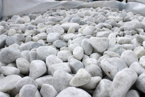  Галька белая мраморная (щебень галтованный белый), фр.20-40 мм.  купить  в Краснодаре мрамор белый бежевый молочный мраморный щебень декоративный 14500 руб/т   фото 