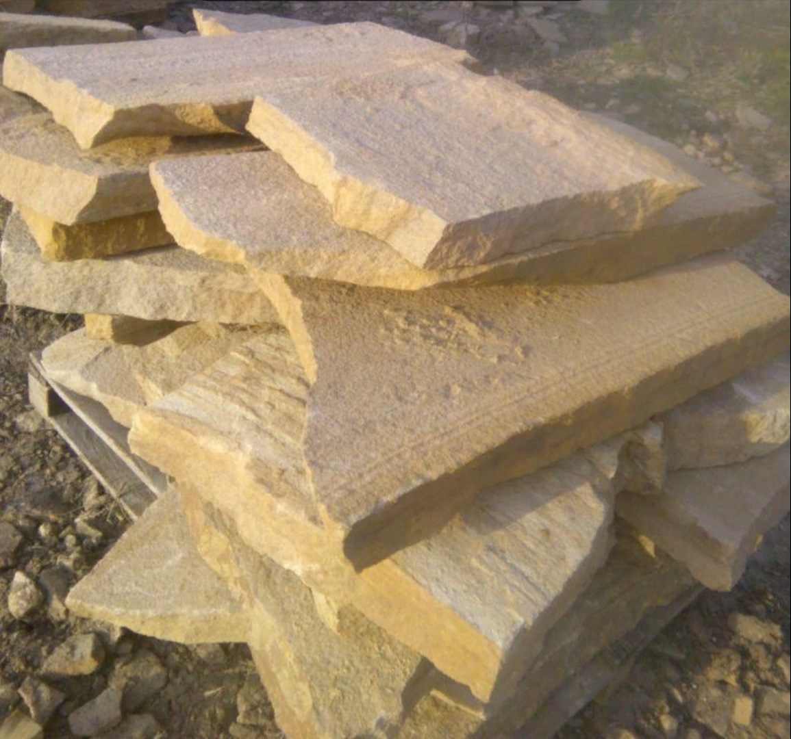 Форматный камень (плаха) пошаговая дорожка от 70-150 см (4 -12 см)  купить  в Краснодаре плитняк  форматный плаха желтый песчаник 9 000 руб/т   фото 