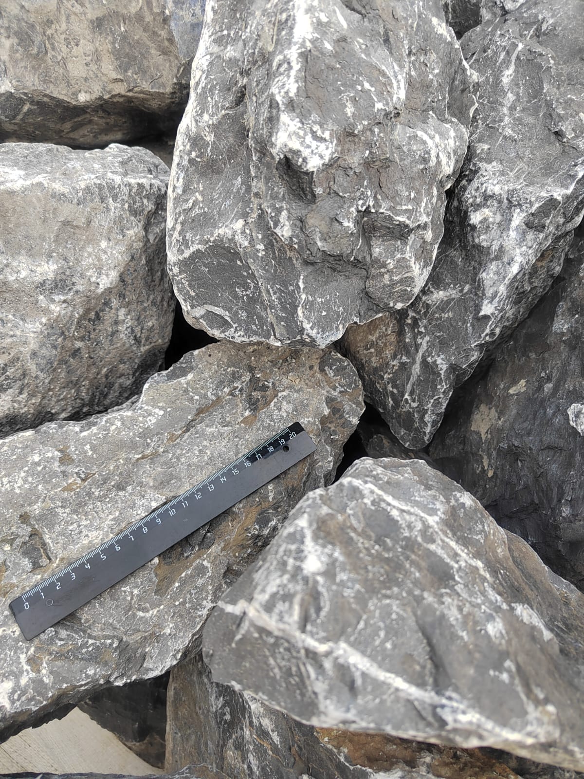  Черный мрамор скальник фр. 100-500 мм.  купить в Краснодаре мрамор черный белый серый крупный колотый валун ландшафтный 9000 руб/т   фото 