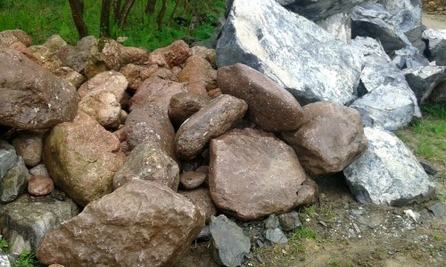  Конгломераты фр. 300-1000 мм.  купить в Краснодаре кварц мрамор диабаз коричневый, серый зеленоватый речной валун крупный 6500 руб/т   фото 