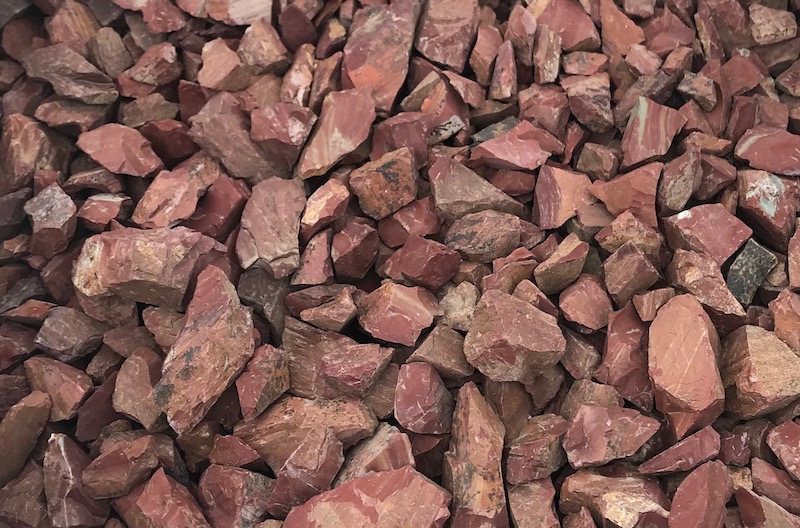  Щебень крошка красный (ЯШМА) фр. 20-40 мм.  купить  в Краснодаре яшма красный, бордовый декоративный ландшафтный щебень 6 600 руб/т   фото 