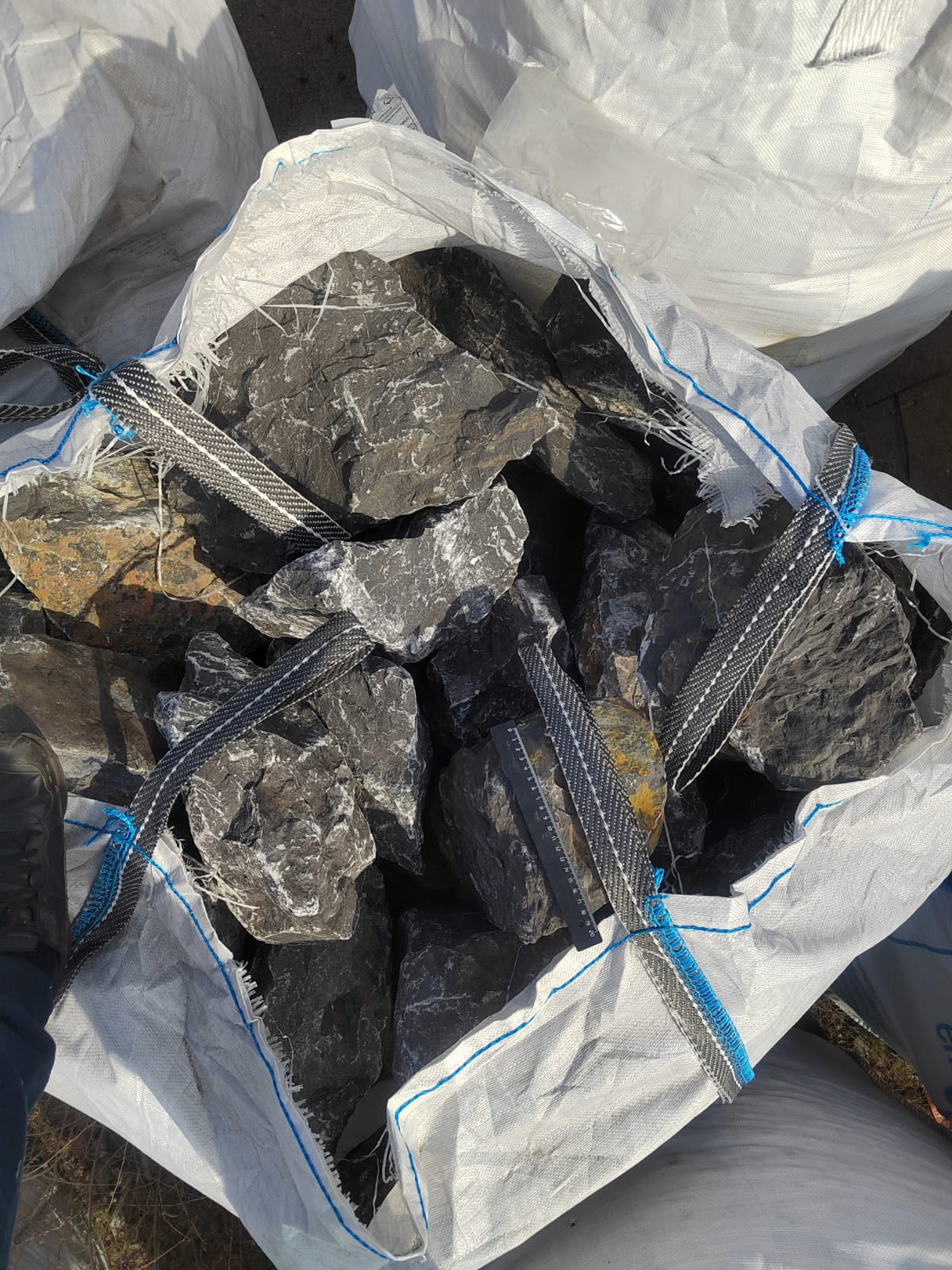  Черный мрамор скальник фр. 100-500 мм.  купить в Краснодаре мрамор черный белый серый крупный колотый валун ландшафтный 9000 руб/т   фото 