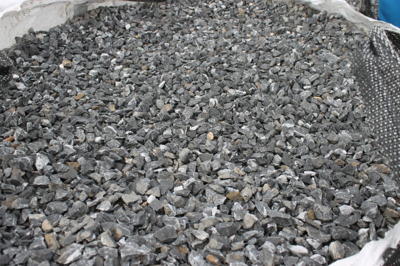  Щебень крошка черный (мрамор) фр. 20-40 мм.  купить  в Краснодаре мрамор черный с белыми прожилками мраморная каменная крошка 9000 руб/т   фото 