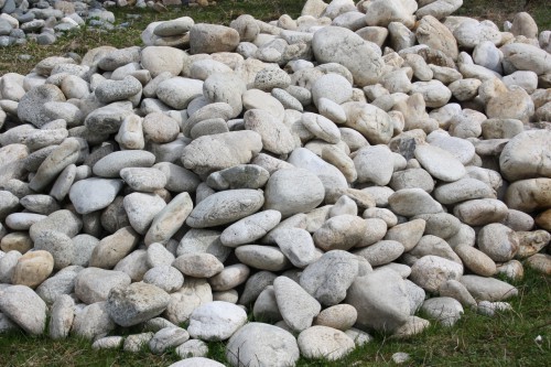  Бело-серый валунчик фр.100-300 мм.  купить в Краснодаре крупный камень для ландшафта серый, белый бело-серый валун крупная галька 4500 руб/т   фото 