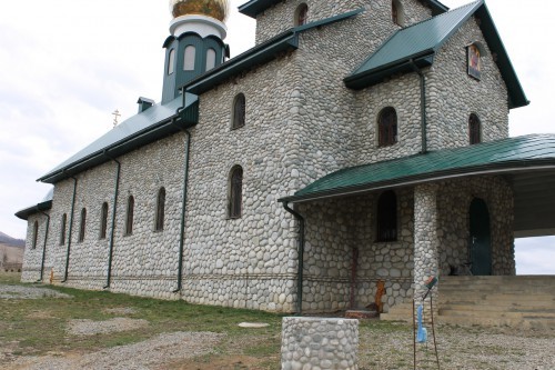 Kamenclub.ru: Галька речная плоская (бело-серая) фр. 100-200-300 мм. купить   в  Краснодарегалька речная плоская серый, белый, бело-серый, серо-белый речная галька плоская  6000 руб/т   фото КАМЕНЬ КЛУБ