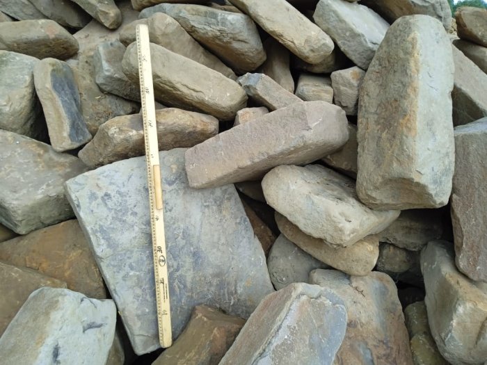  Песчаник для мощения дорожек, площадок, парковок ( фр 5-10 см)  купить  в Краснодаре песчаник  серый желтый коричневый рыжий песчаник оголтованный окатанный 6500 руб/т   фото 