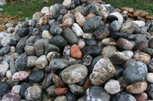  Ландшафтные валунчики фр.100-500 мм.  купить в Краснодаре крупный природный камень серый, темно-серый, светло-серый речной валун крупный 4800 руб/т   фото 