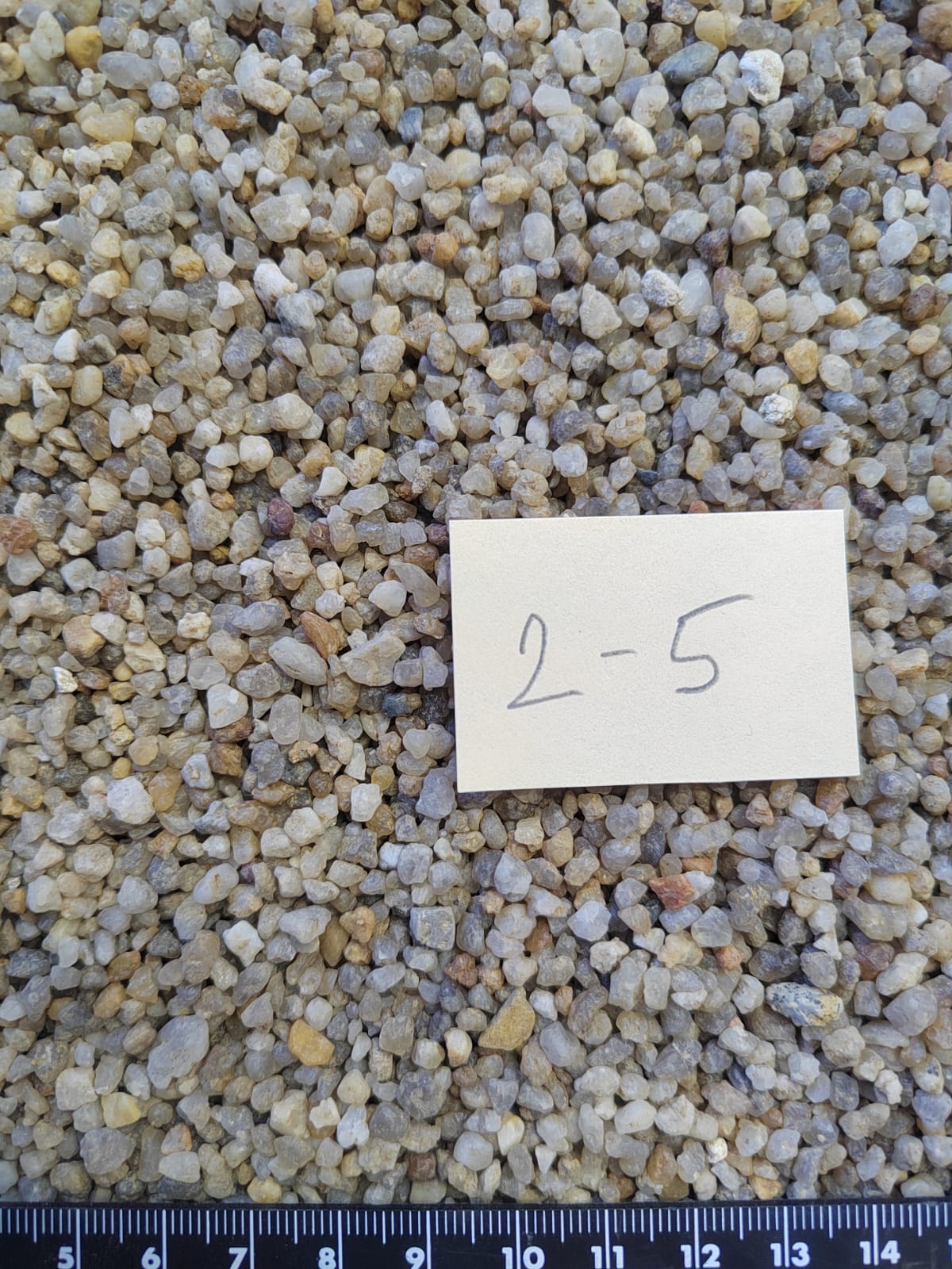 Кварцевый песок для площадок фр. 2-5 мм.  купить в Краснодаре фото 