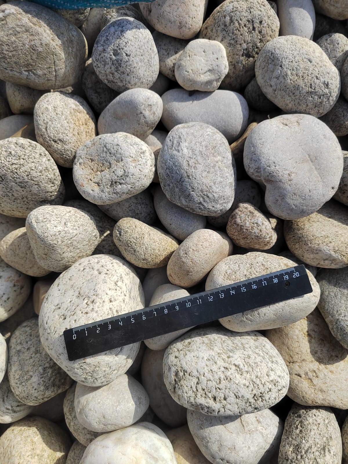  Галька речная окат (серо-белая) фр. 70-120 мм купить   в Краснодаре галька галечник бело-серая, серо-белая, серая, белая речная природная галька  5500 руб/т   фото 