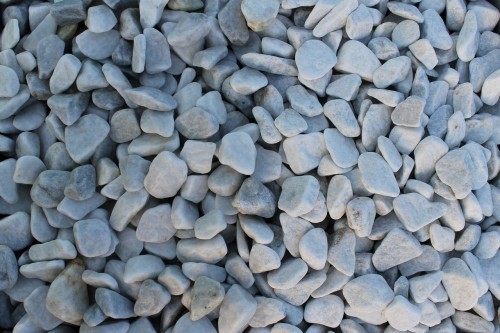  Галька белая мраморная (щебень галтованный белый), фр.20-40 мм.  купить  в Краснодаре мрамор белый бежевый молочный мраморный щебень декоративный 14500 руб/т   фото 