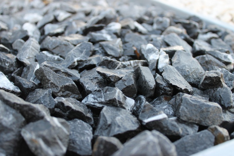  Щебень крошка черный (мрамор) фр. 20-40 мм.  купить  в Краснодаре мрамор черный с белыми прожилками мраморная каменная крошка 9000 руб/т   фото 