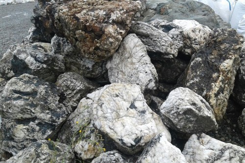  Черный гранит - кварцит фр. 100-500 мм.  купить в Краснодаре мрамор гранит черный с белыми прожилками, серый, белый валун скальный колотый 7000 руб/т   фото 