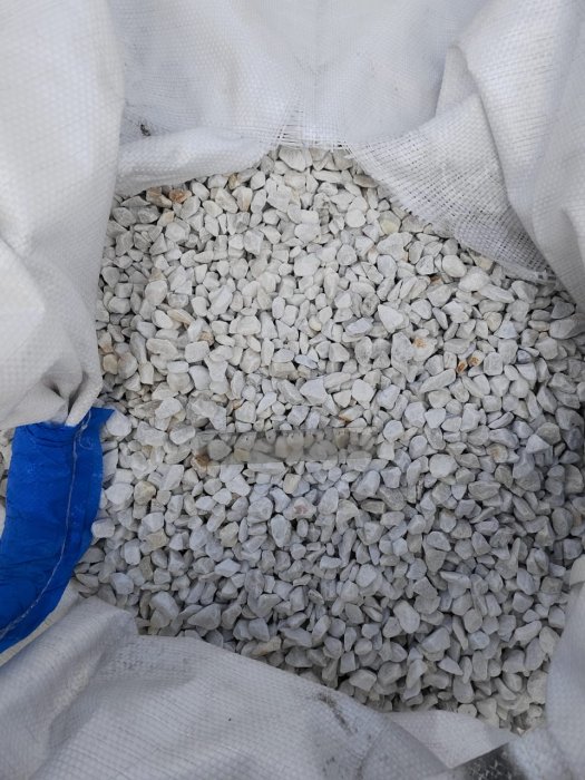  Мраморная крошка, щебень, цвет-белый, фр. 10-20 мм.  купить  в Краснодаре мрамор белый, молочный айвори каменная ландшафтная декоративная крошка шебня 9500 руб/т   фото 