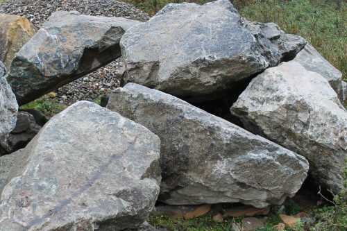  Змеевик скальник фр. 500-1500 мм.  купить в Краснодаре змеевик зеленый серый черный глыба скальная колотая 7500 руб/т   фото 