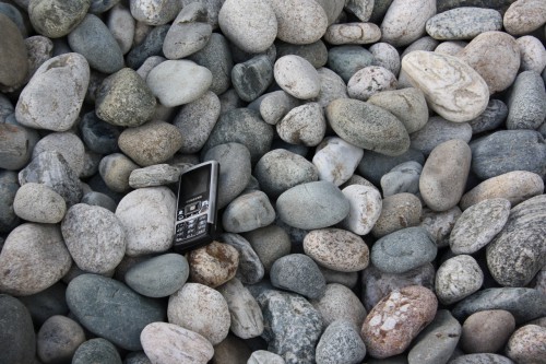  Галька речная окат (ассорти) фр. 50-100 мм. купить   в Краснодаре галька природная округлая серая белая черная серая коричневая синяя галька речная окатанная округлая 5000 руб/т   фото 