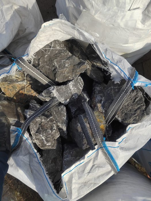 Черный мрамор скальник фр. 100-500 мм.  купить в Краснодаре мрамор черный белый серый крупный колотый валун ландшафтный 9000 руб/т   фото 