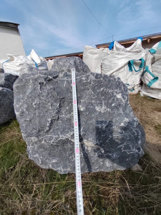 Черный мрамор скальник фр. 1000-1500 мм.  купить в Краснодаре мрамор черный белый серый крупный колотый валун ландшафтный 9000 руб/т   фото 