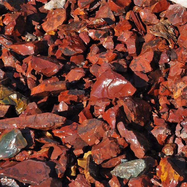  Щебень крошка красный (ЯШМА) фр. 10-20 мм.  купить  в Краснодаре яшма красный, бордовый, оранжевый, рыжий декоративный каменный ландшафтный щебень колотый 6 600 руб/т   фото 