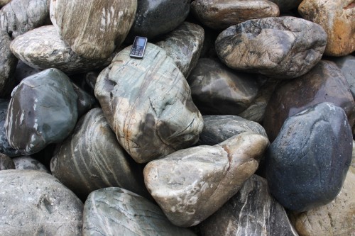  Речной валун Кабанчик фр.300-500 мм.  купить в Краснодаре крупный природный камень галька серый, темно-серый речной валун галечник масштабный 7000 руб/т   фото 