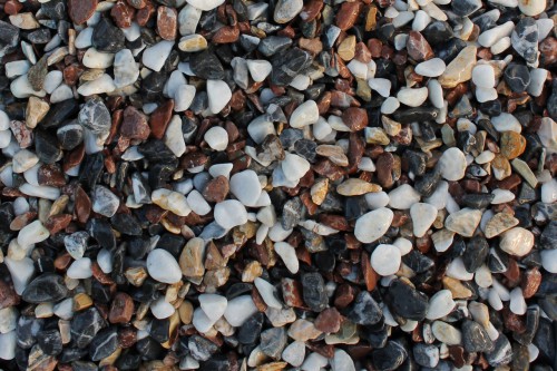 Микс мраморной гальки (щебень галтованный микс:белый-черный-розовый-медовый) фр.10-20 мм.  купить  в Краснодаре мрамор белый, медовый, черный, розовый мраморный декоративный ландшафтный окатанный округлый галтованный щебень 14500 руб/т   фото 