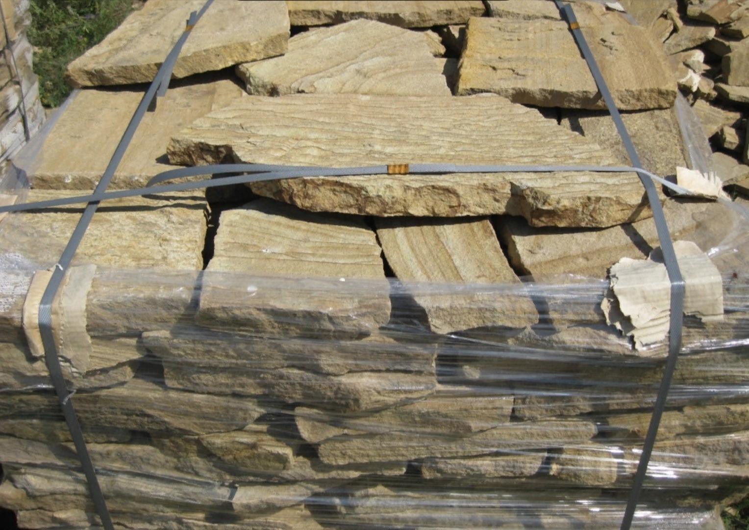 Песчаник пластушка желтый с рисунком (3 см)  купить  в Краснодаре песчаник желтый с рисунком, рыжий, желтый песчаник пластушка ландшафтная рваная 8 500 руб/м3   фото 