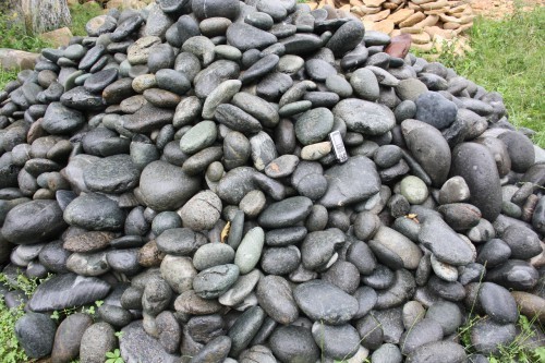  Темно-серый валунчик фр.100-300 мм.  купить в Краснодаре крупный природный камень серый, темно-серый, светло-серый речная галька большого размера окатанная 4500 руб/т   фото 