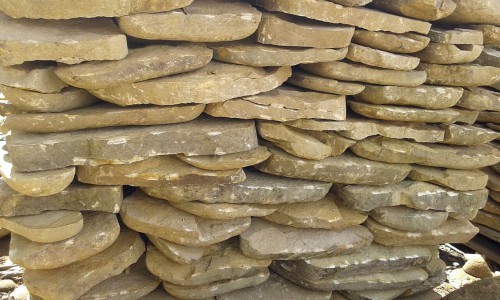 Песчаник колотый для облицовки (фр. 2-3 см)  купить  в Краснодаре песчаник бежевый серый рыжий песчаник строительный 5000 руб/т   фото 