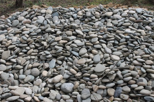 Kamenclub.ru: Галька речная плоская (ассорти) фр. 100-200-300 мм купить   в  Краснодарегалька галечник природный серый, белый темно-серый синий рыжий светло-серый природная галька плоская крупная 5500 руб/т   фото КАМЕНЬ КЛУБ