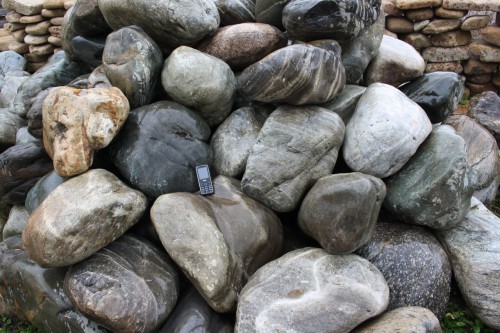  Речной валун Кабанчик фр.300-500 мм.  купить в Краснодаре крупный природный камень галька серый, темно-серый речной валун галечник масштабный 7000 руб/т   фото 