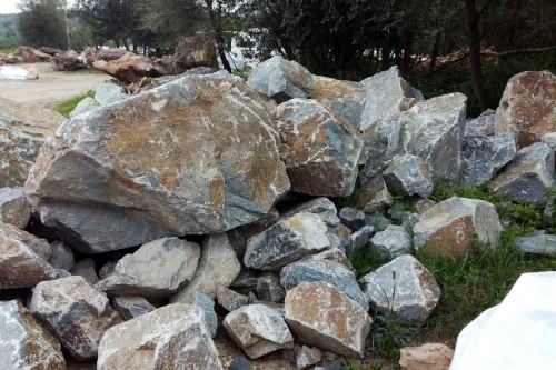 Гранит скальник (серо-зеленый) фр. 500-1500 мм.  купить в Краснодаре гранит мрамор  серый зеленый темно-серый глыба скальная колотая ландшафтная 7 500 руб/т   фото 
