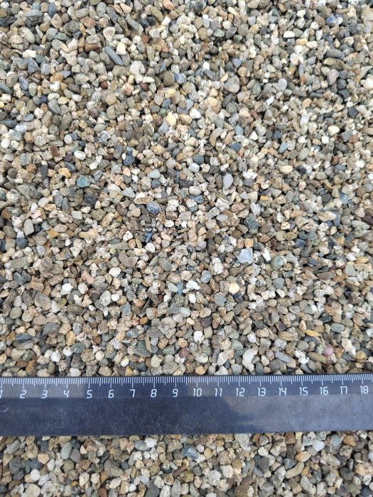  Галька речная окат (серая) фр.3-5 мм купить   в Краснодаре галька речная серая бежевый темно-серый окатанный речной камень округлый 8000 руб/т   фото 