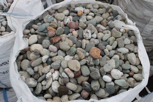  Галька окат (цветная картошка) фр. 50-100 мм. купить   в Краснодаре галька природная окатанная серый белый цветной синий темно-серый коричневый округлый галечник окатанный 4500 руб/т   фото 
