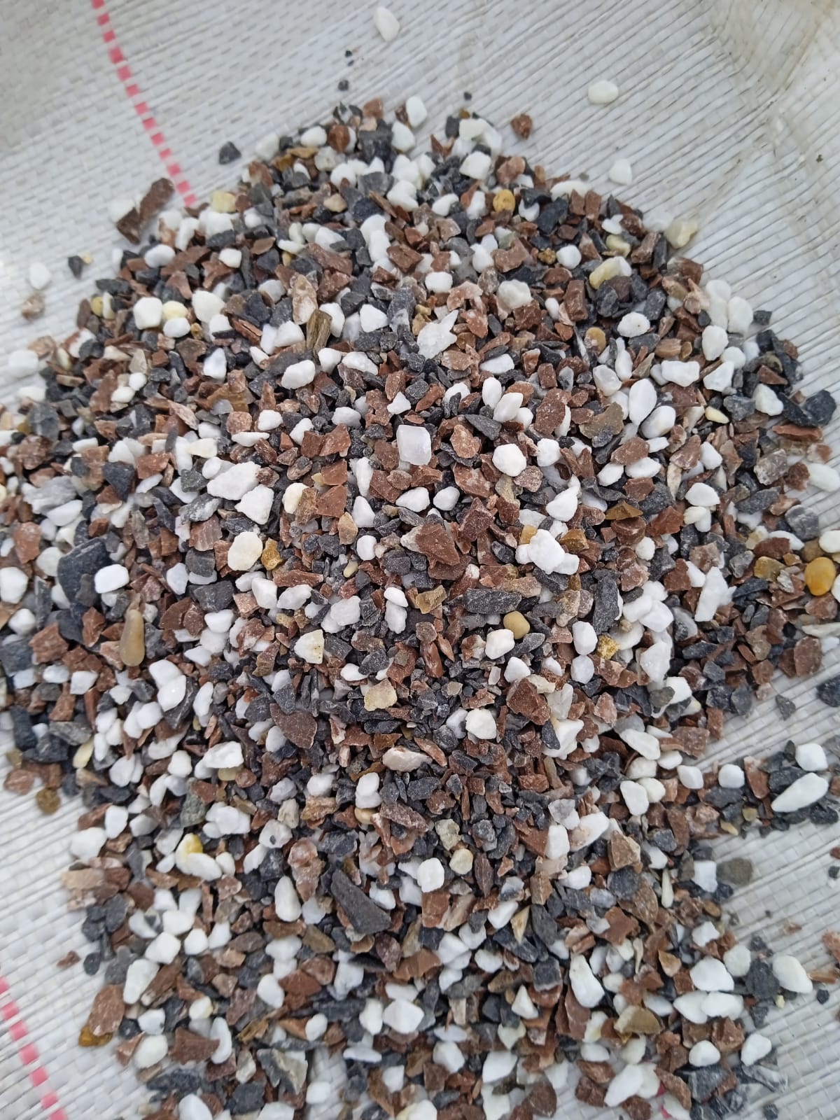  Мраморная галька (щебень галтованный микс:белый-черный-розовый-медовый) фр.5-10 мм.  купить  в Краснодаре мрамор белый, медовый, черный, розовый мраморный галтованный щебень декоративный ландшафтный 14500 руб/т   фото 