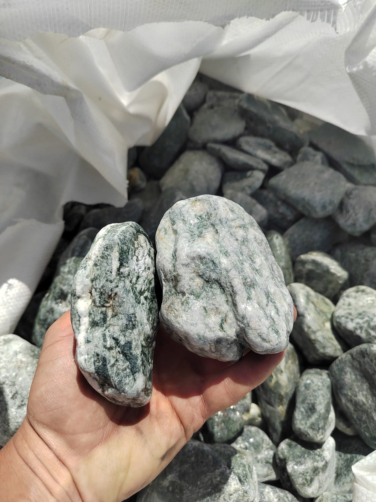 фото Галтованный жадеит (фр. 70-100 мм)  купить в Краснодаре в интернет-портале 