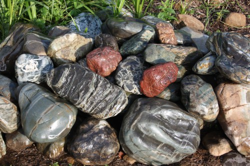 Ландшафтные валунчики фр.100-500 мм.  купить в Краснодаре крупный природный камень серый, темно-серый, светло-серый речной валун крупный 4800 руб/т   фото 