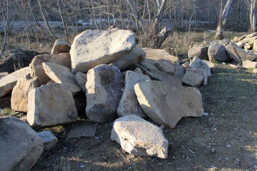 Песчаник плиты - плахи - пошаговые дорожки (фр. 70-150 мм)  купить  в Краснодаре песчаник серый бежевый желтый зеленый колотый песчаник строительный 6500 руб/т   фото 