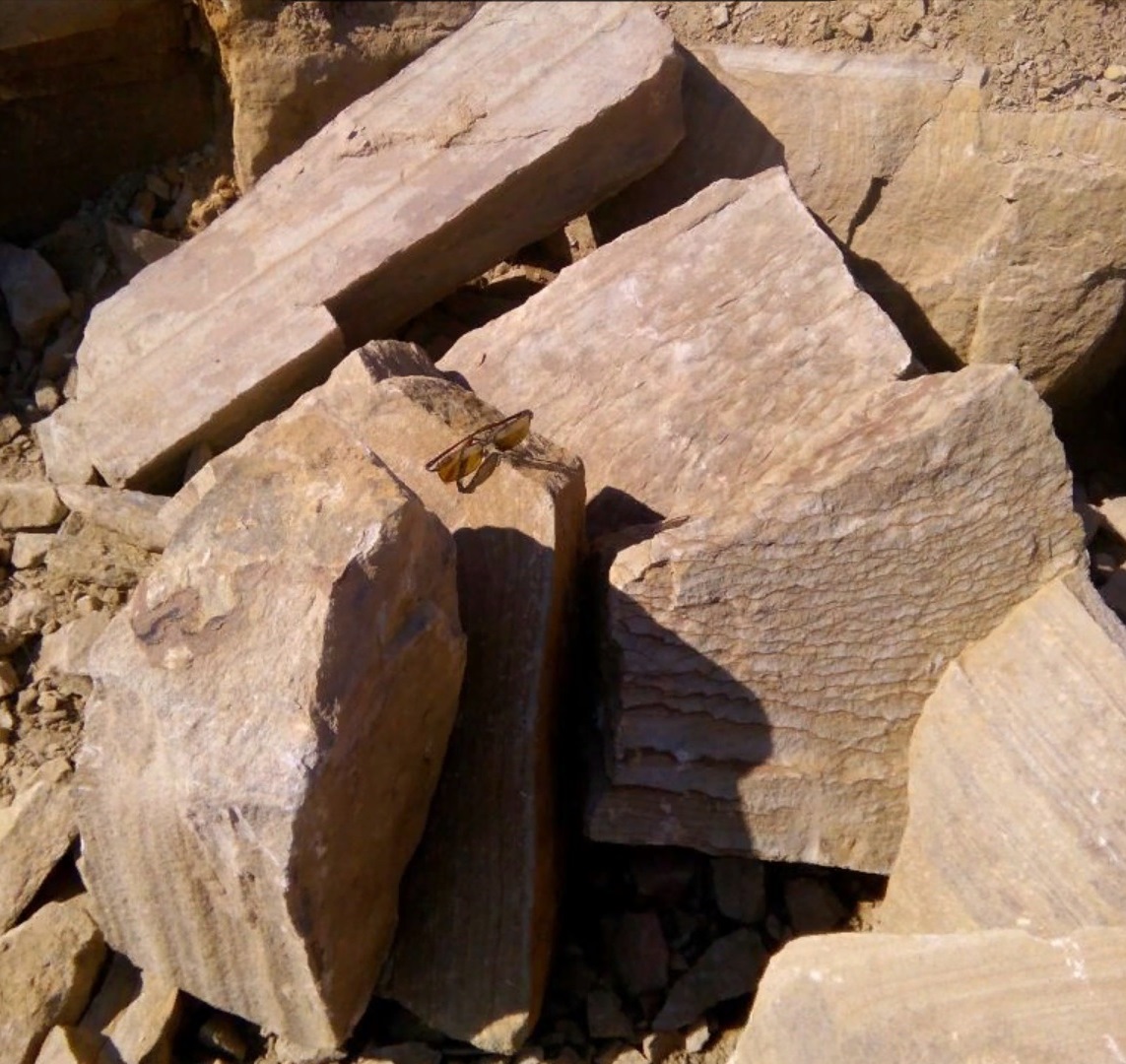 Песчаник пластушка желтый с рисунком (7-15 см)  купить  в Краснодаре плитняк - пластушка - бут желтый песчаник 8 000 руб/м3   фото 