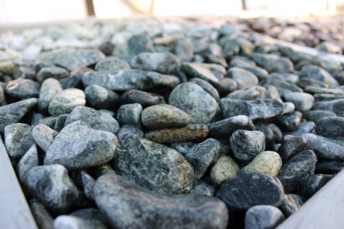  Зеленая галька (щебень галтованный зеленый змеевик) фр. 20-40 мм.  купить  в Краснодаре мрамор зеленый, салатовый оголтованный щебень мраморный 12 500 руб/т   фото 