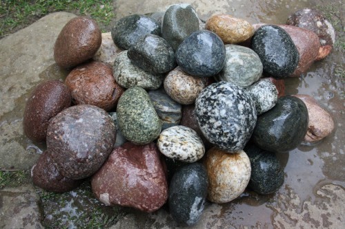  Галька окат (цветная картошка) фр. 50-100 мм. купить   в Краснодаре галька природная окатанная серый белый цветной синий темно-серый коричневый округлый галечник окатанный 4500 руб/т   фото 