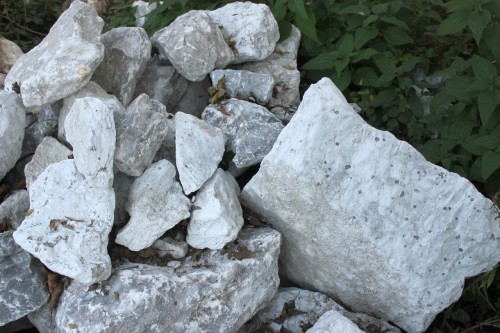  Мраморизированный известняк фр. 100-500 мм.  купить в Краснодаре известняк серый белый темно-серый сероватый валун природного образования окатанный 7 500 руб/т   фото 