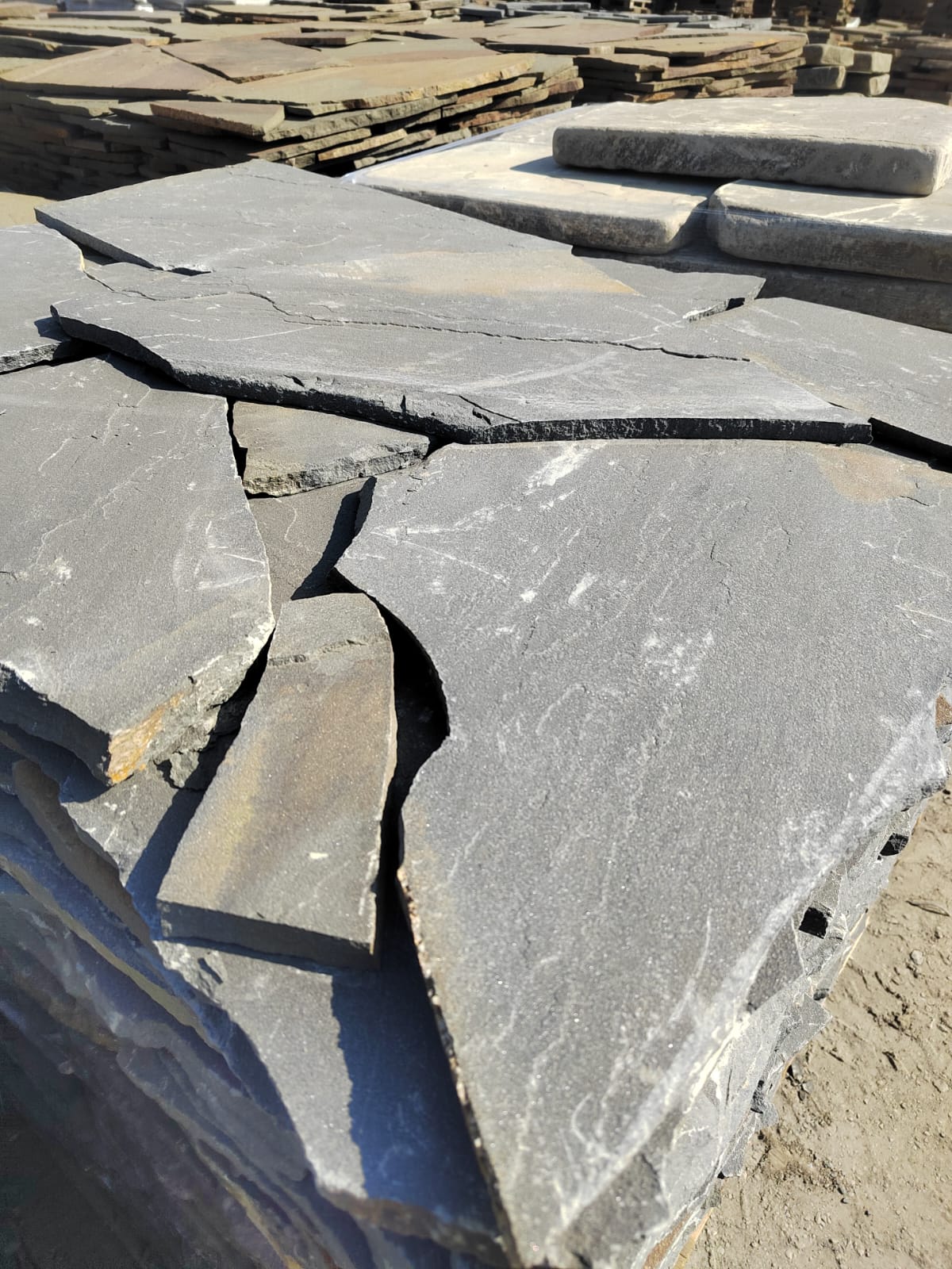 Песчаник пластушка светло-серый (3,0 см)  купить  в Краснодаре песчаник светло-серый, серый песчаник рваный ландшафтный колотый 7 500 руб/м3   фото 