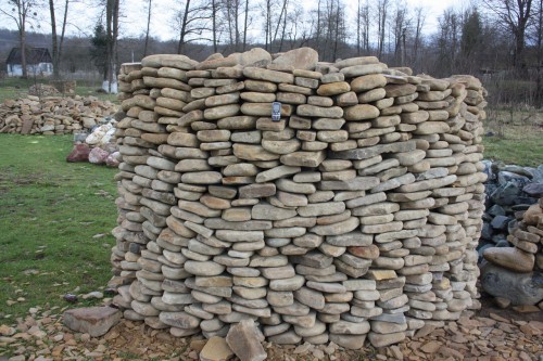 Песчаник для мощения дорожек, площадок, парковок ( фр 5-10 см)  купить  в Краснодаре песчаник  серый желтый коричневый рыжий песчаник оголтованный окатанный 6500 руб/т   фото 