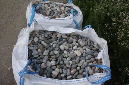  Галька речная окат (ассорти) фр. 50-100 мм. купить   в Краснодаре галька природная округлая серая белая черная серая коричневая синяя галька речная окатанная округлая 5000 руб/т   фото 