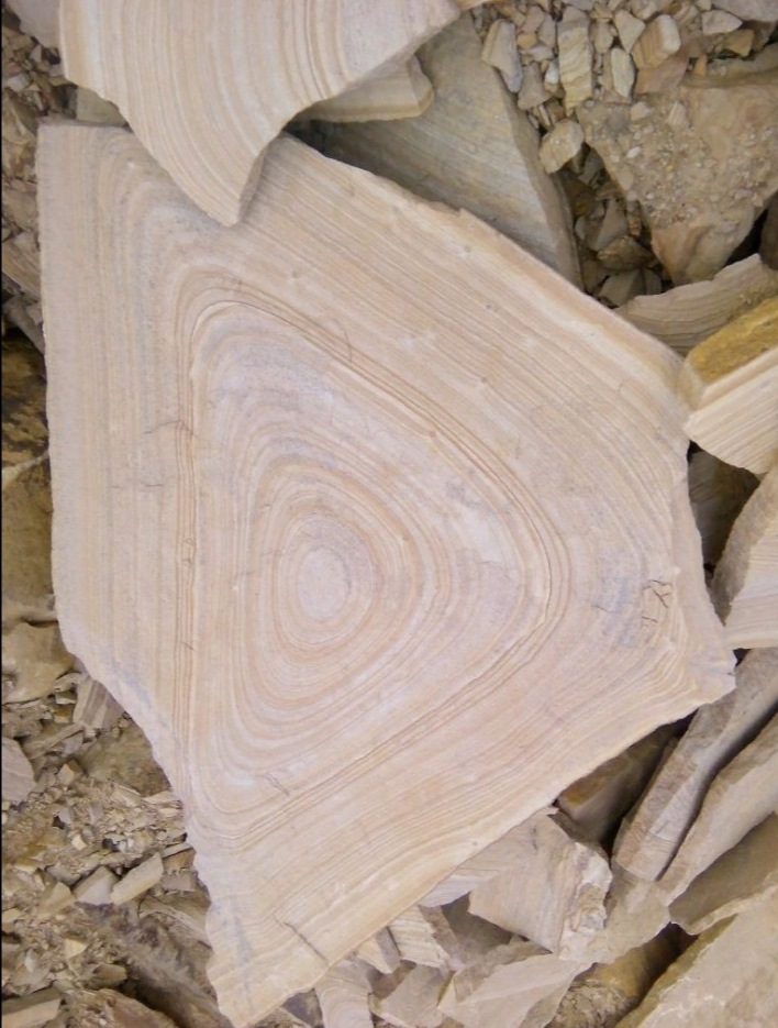 Форматный камень (плаха) пошаговая дорожка от 70-150 см (4 -12 см)  купить  в Краснодаре плитняк  форматный плаха желтый песчаник 9 000 руб/т   фото 