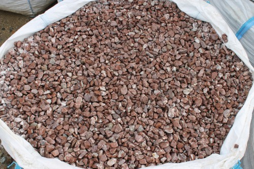  Розовая мраморная галька (щебень галтованный розовый) фр.10-20 мм.  купить  в Краснодаре мрамор розовый, красный ландшафтный декоративный окатанный округлый щебень 13500 руб/т   фото 