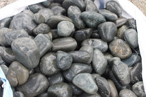 Темно-серый валунчик фр.100-300 мм.  купить в Краснодаре крупный природный камень серый, темно-серый, светло-серый речная галька большого размера окатанная 4500 руб/т   фото 