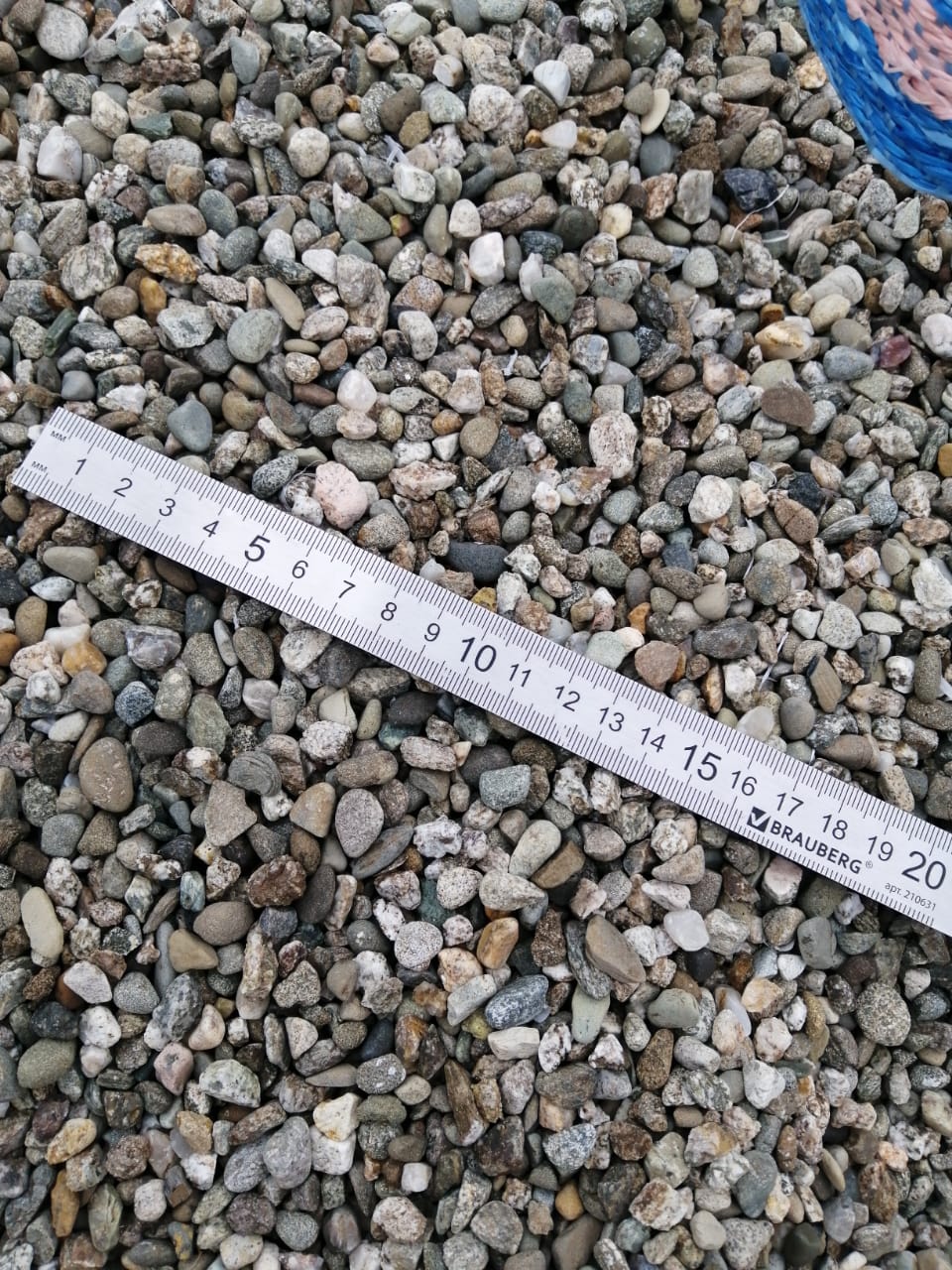  Галька речная окат (серая) фр.3-5 мм купить   в Краснодаре галька речная серая бежевый темно-серый окатанный речной камень округлый 8000 руб/т   фото 