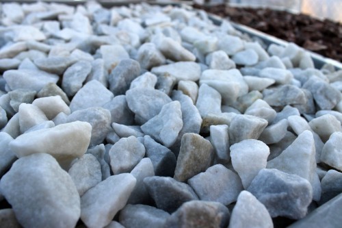  Мраморная крошка, щебень, цвет-белый,  фр. 20-40 мм.  купить  в Краснодаре мрамор белый молочный слоновая кость айвори  мраморная крошка ландшафтная 9500 руб/т   фото 